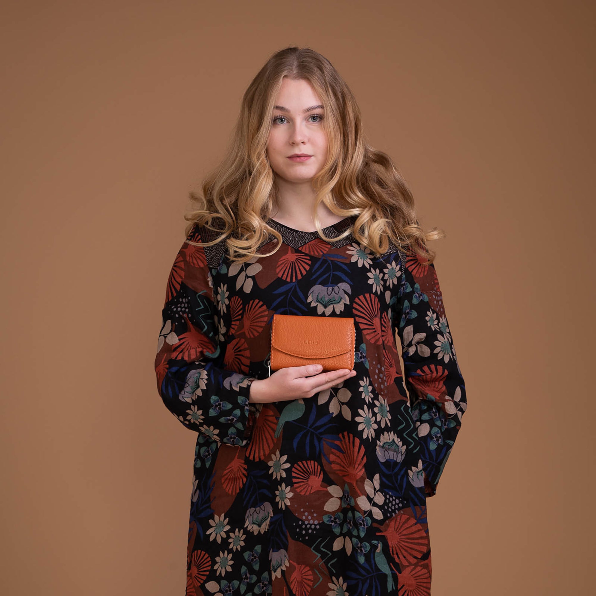 Naisten lompakoiden trendit 2024 on värikkäitä.