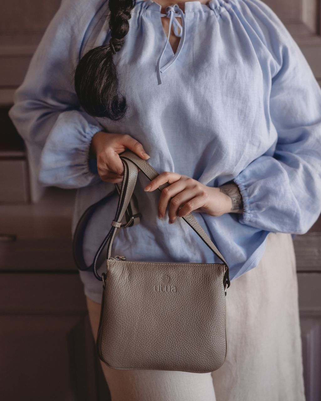 Harmaa-pikkulaukku-Utua-Ihme-Exclusive