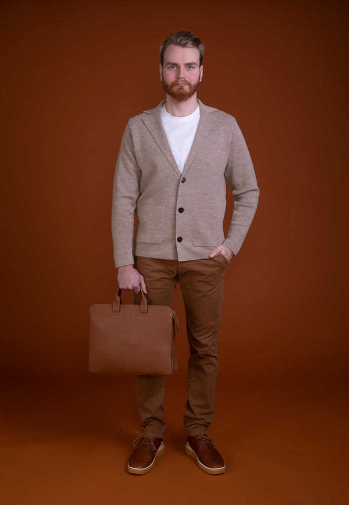 Analyzing image KotimainenmustatietokonelaukkuUtuaAarreExclusive