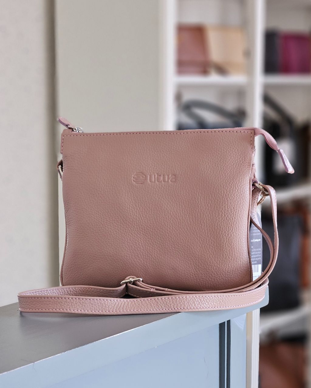 Kulo Exclusive leather shoulder bag, light pink.