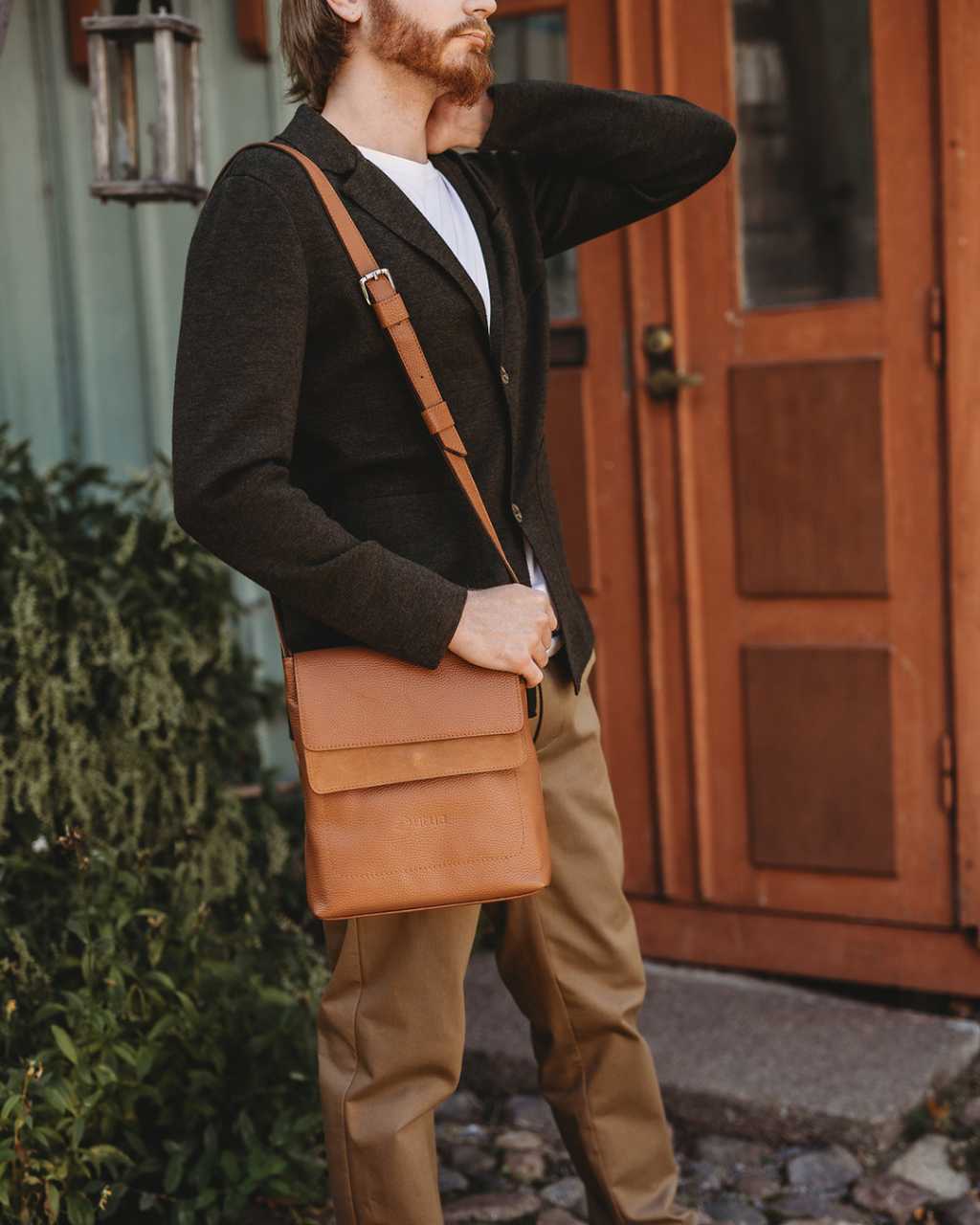 Suomalaisen_Utuan_olkalaukku_Odense_puolukan_punainen