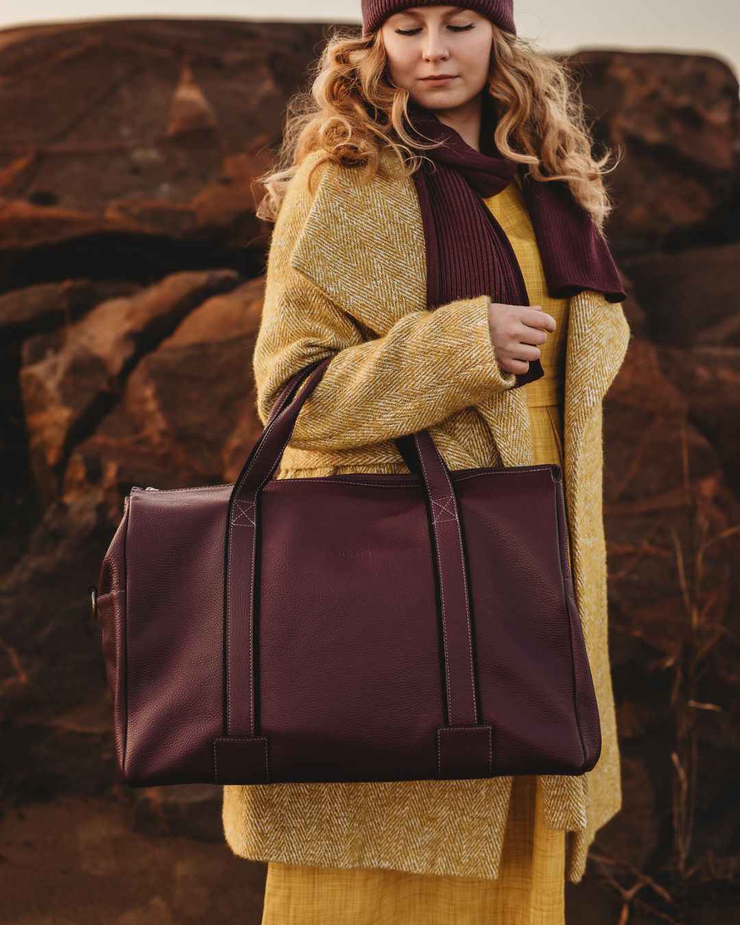 Violetin sävyinen viikonloppulaukku on upea.