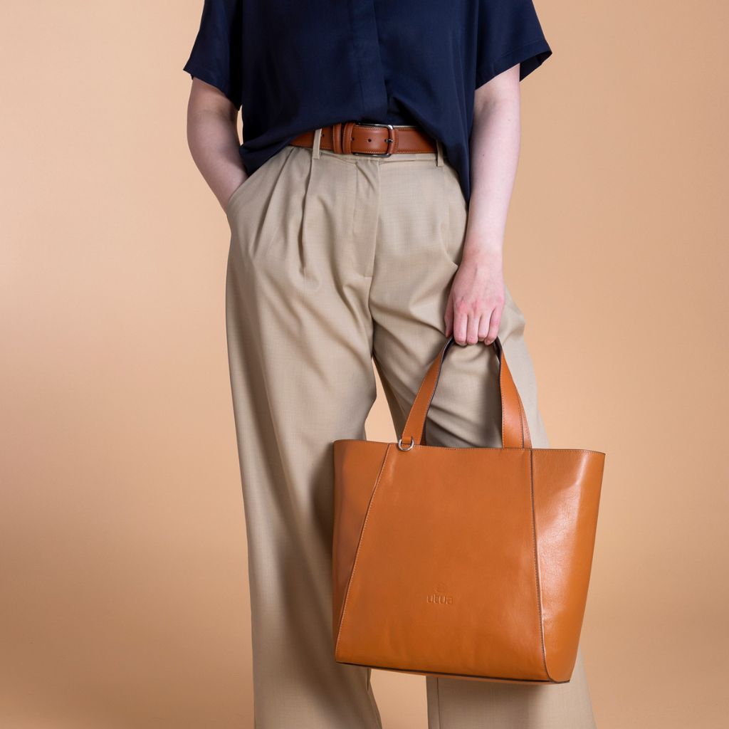 Laadukas Premium nahkavyö luo viimeisen silauksen tyylikkääseen asukokonaisuuteen.