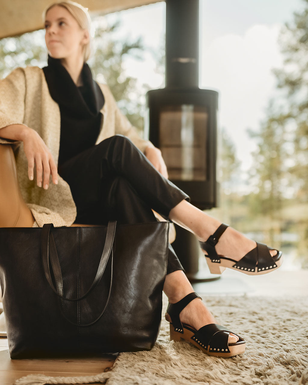 utua-aitoa-nahkaa-mustat-kasilaukut