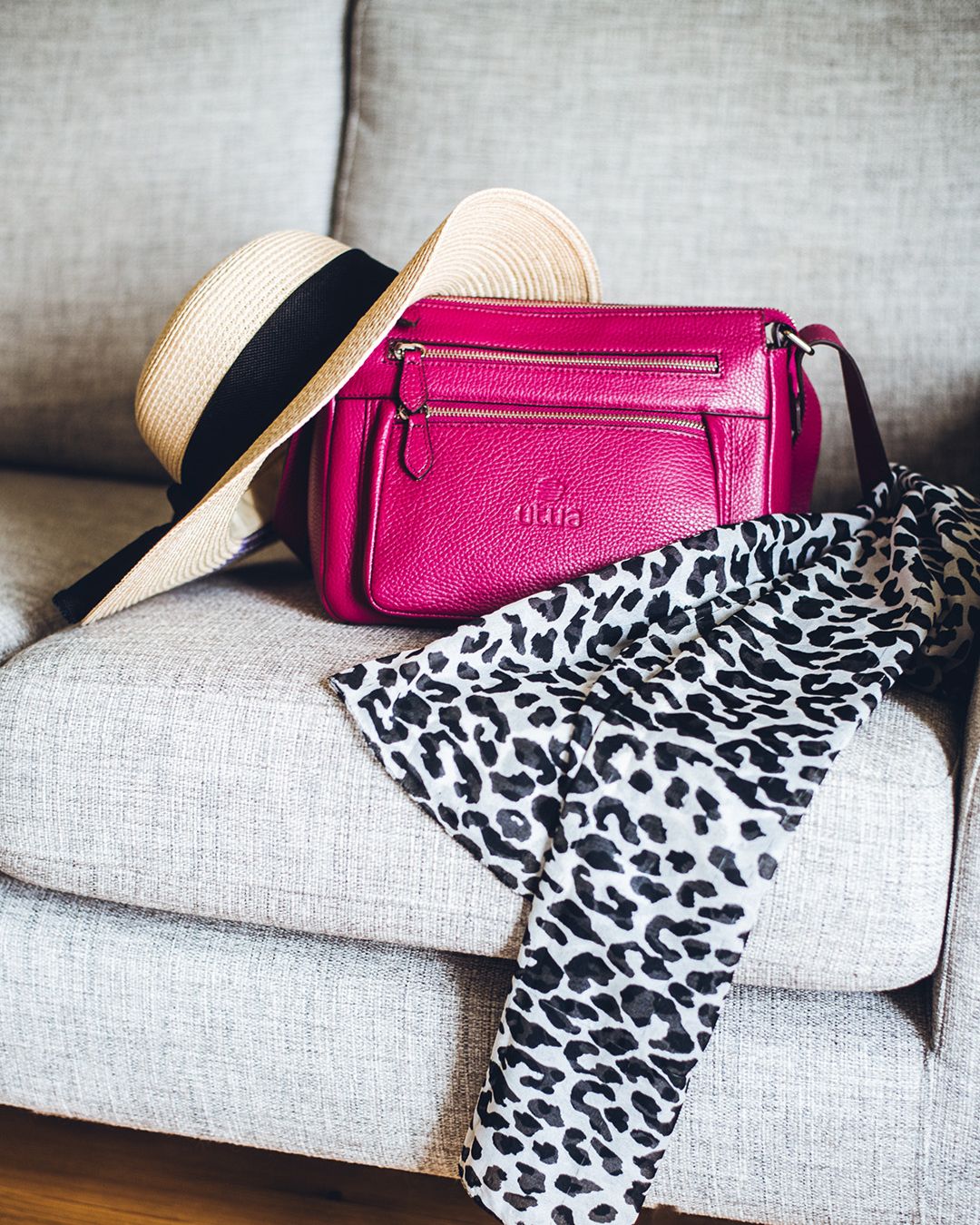 utua hestia musta olkalaukku sohvalla