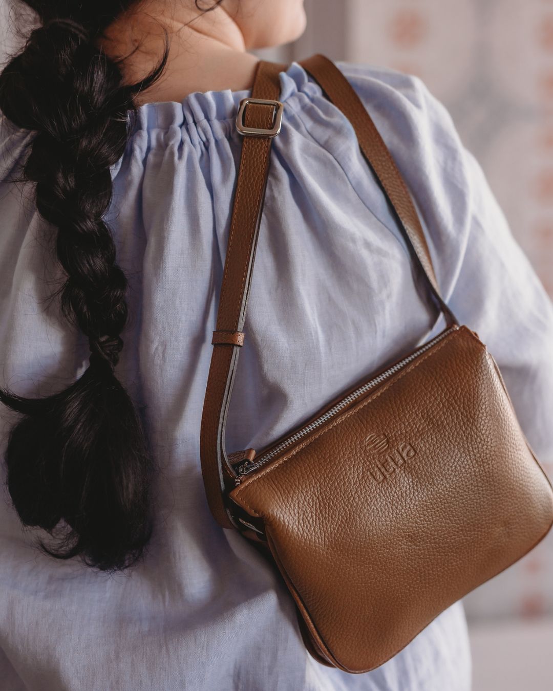 utua ruskea kulo olkalaukku olalla