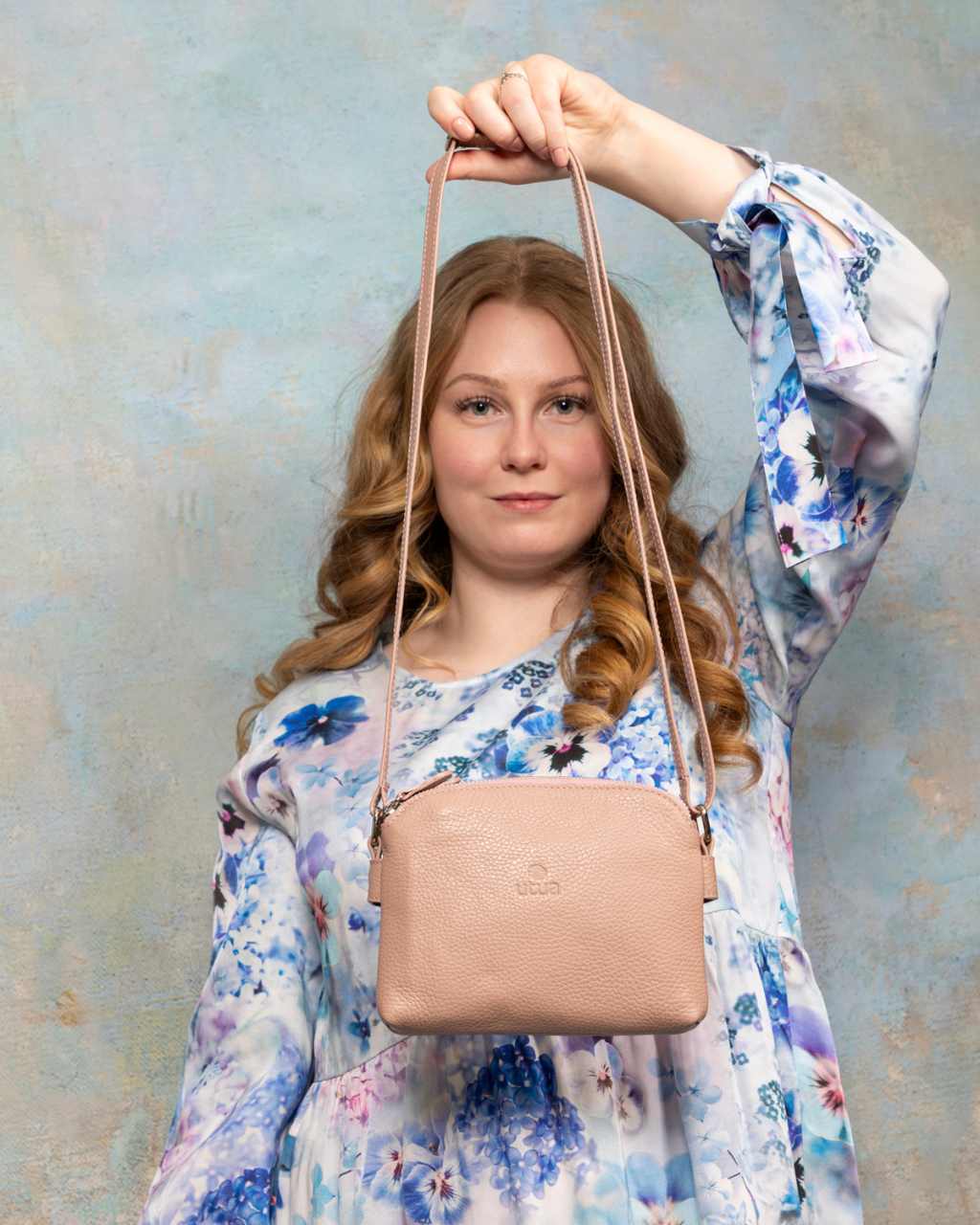 utua-vaalearoosa-lysti-pikkulaukku-kadessa