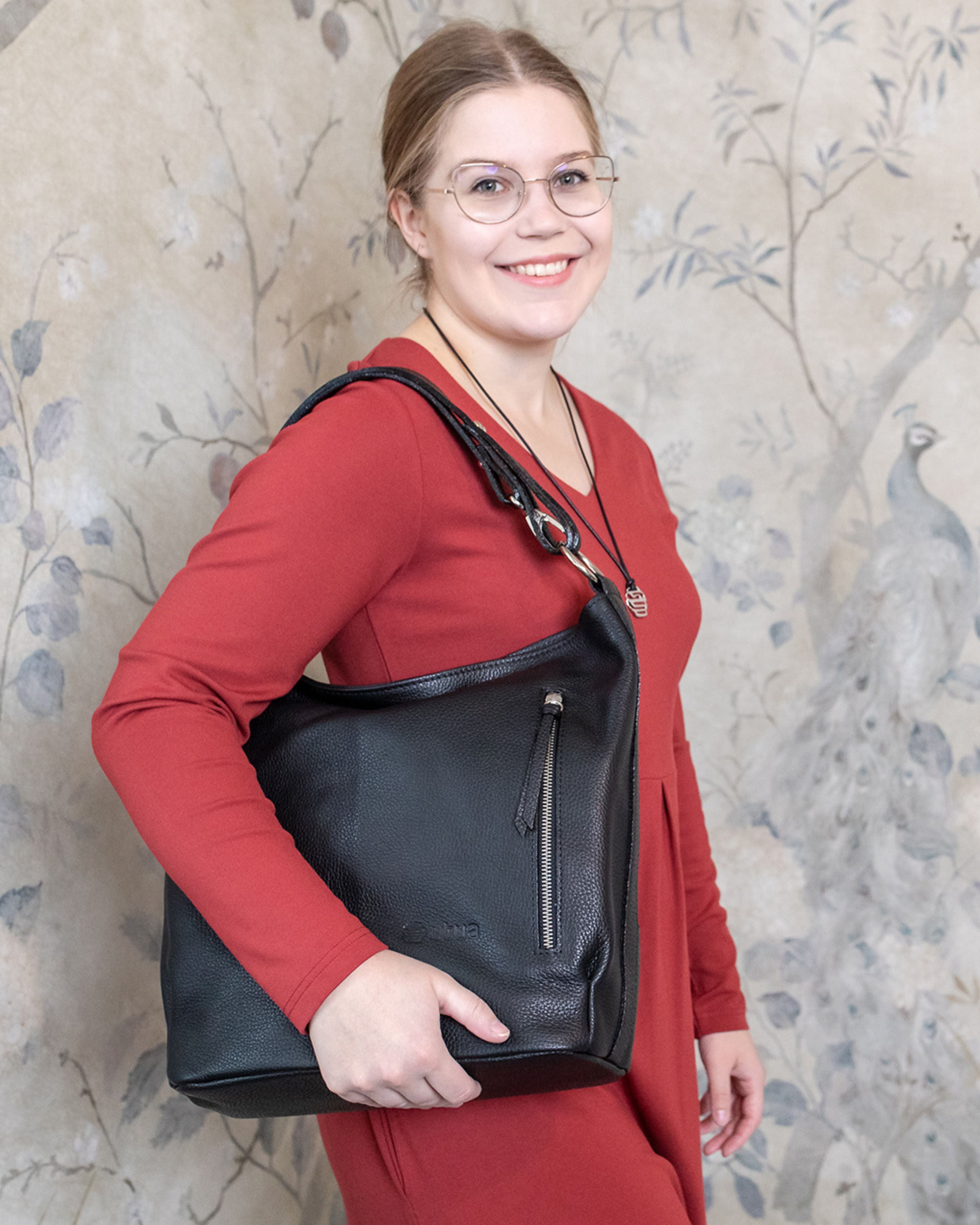 utuan musta roihu olkalaukku kotimainen nahkaa