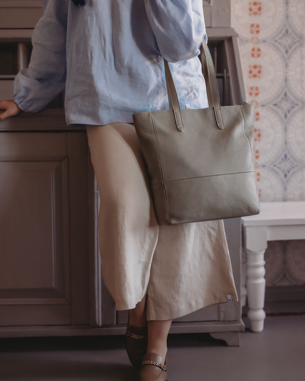 Aidosta-nahasta-valmistettu-Utua-Skansen-Exclusive-harmaa