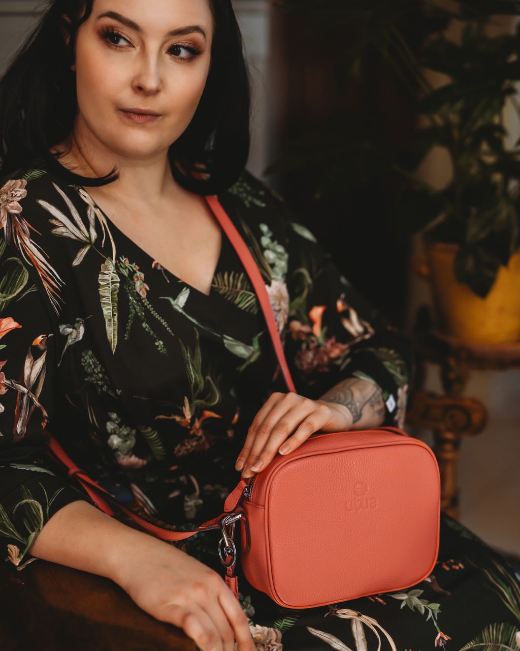 Kaunis-Espoo-exclusive-olkalaukku-korallin-punainen