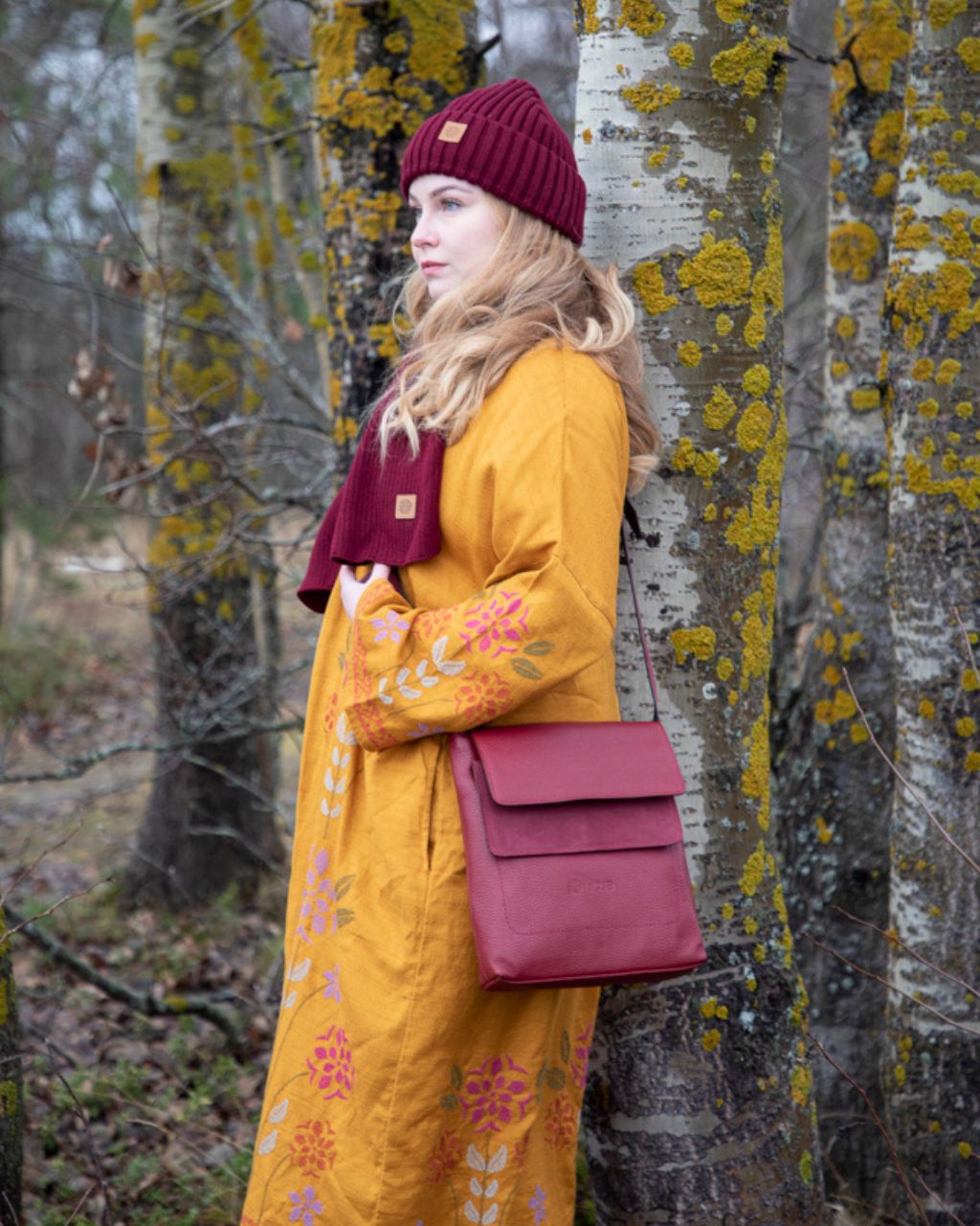 Kotimaisen_Utuan_laadukas_olkalaukku_Odense_puolukan_punainen