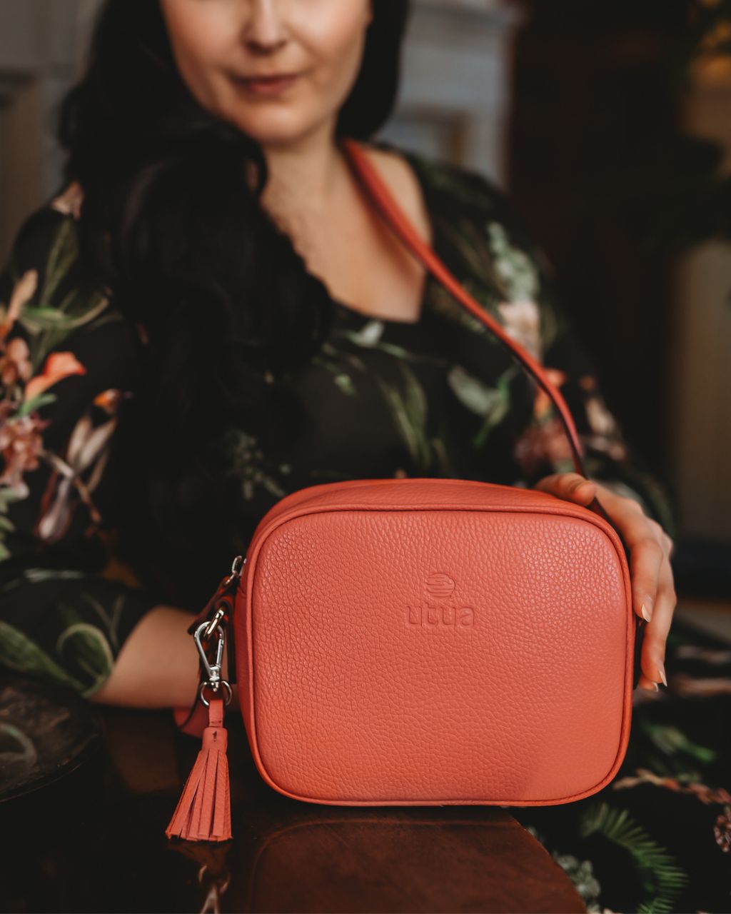 Laadukas-utua-espoo-exclusive-olkalaukku-korallin-punainen