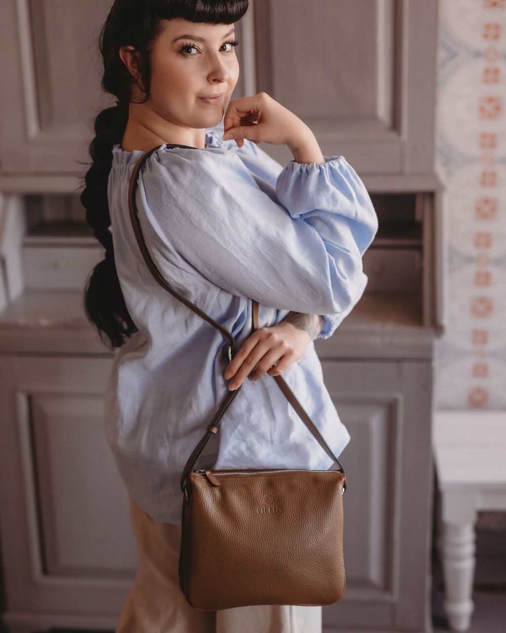 Ruskea-pikkulaukku-utua-Ihme-Exclusive