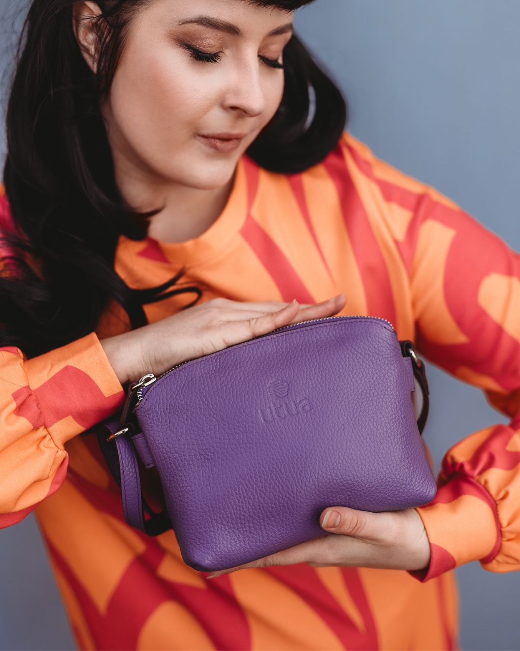 Tyylikas-pikkulaukku-utua-lysti-kirkas-violetti