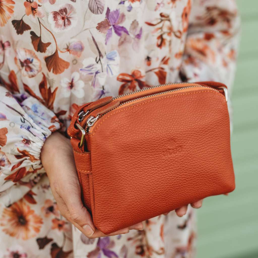 Lystissä on kaksi vetoketjulla suljettavaa osiota.