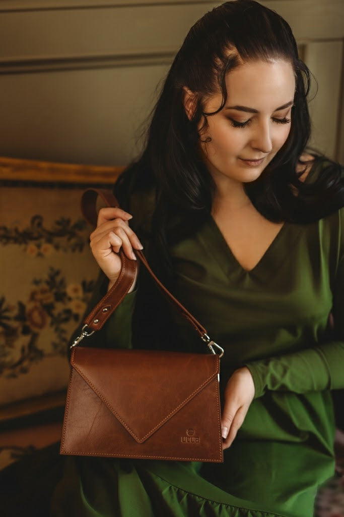 keskiruskea skoga pikkulaukku kasviparkittu utua