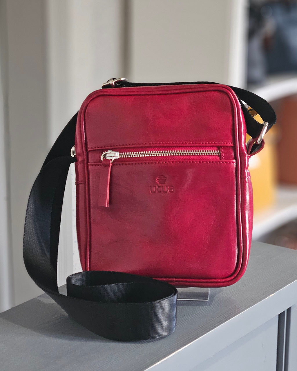 kotimainen-punainen-pikkulaukku-utua-apollon-exclusive