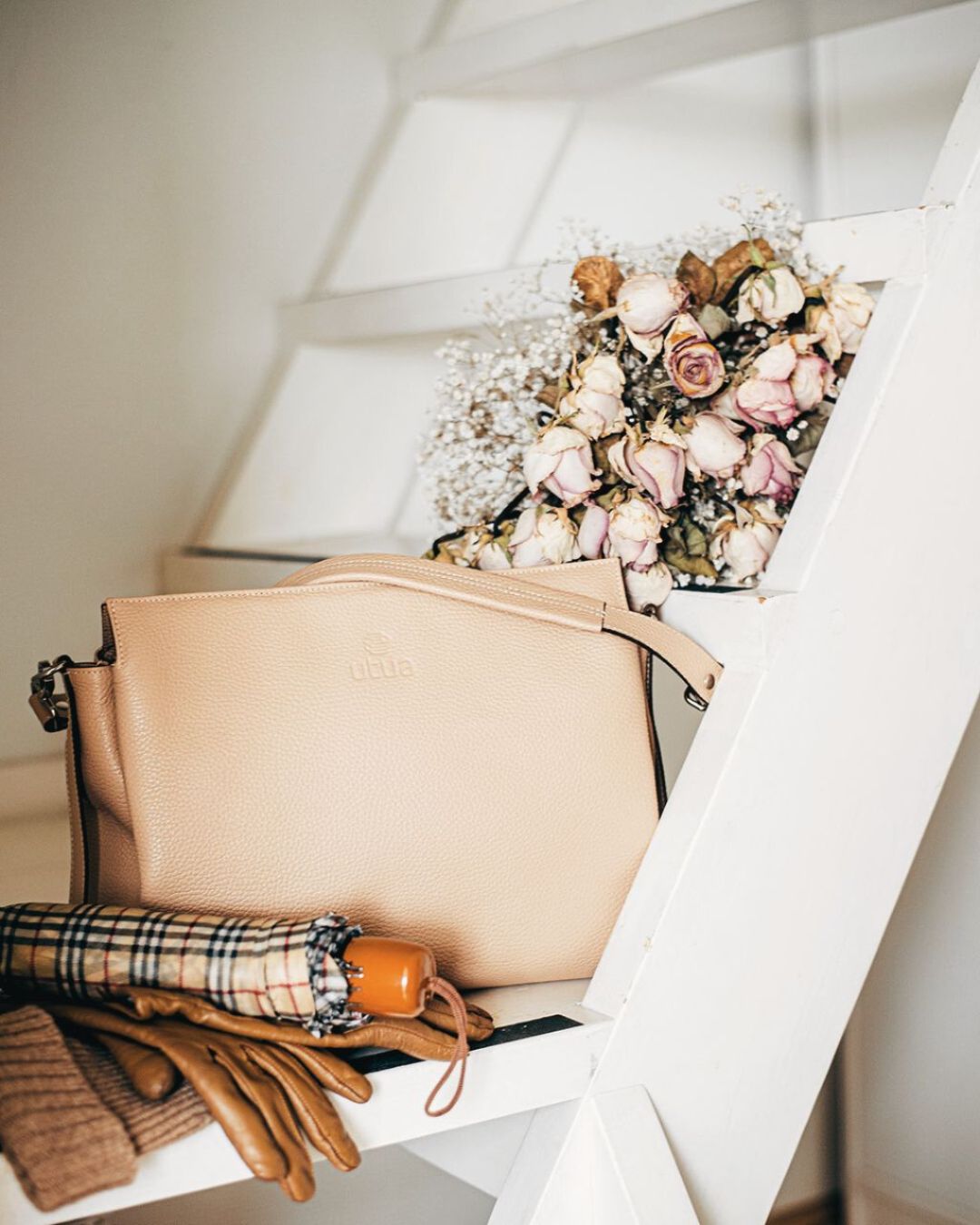 utua-beige-ingrid-kasilaukku-rappusilla