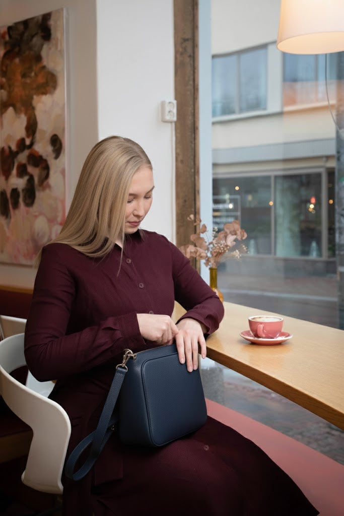 utua kajo tummansininen nahkainen olkalaukku