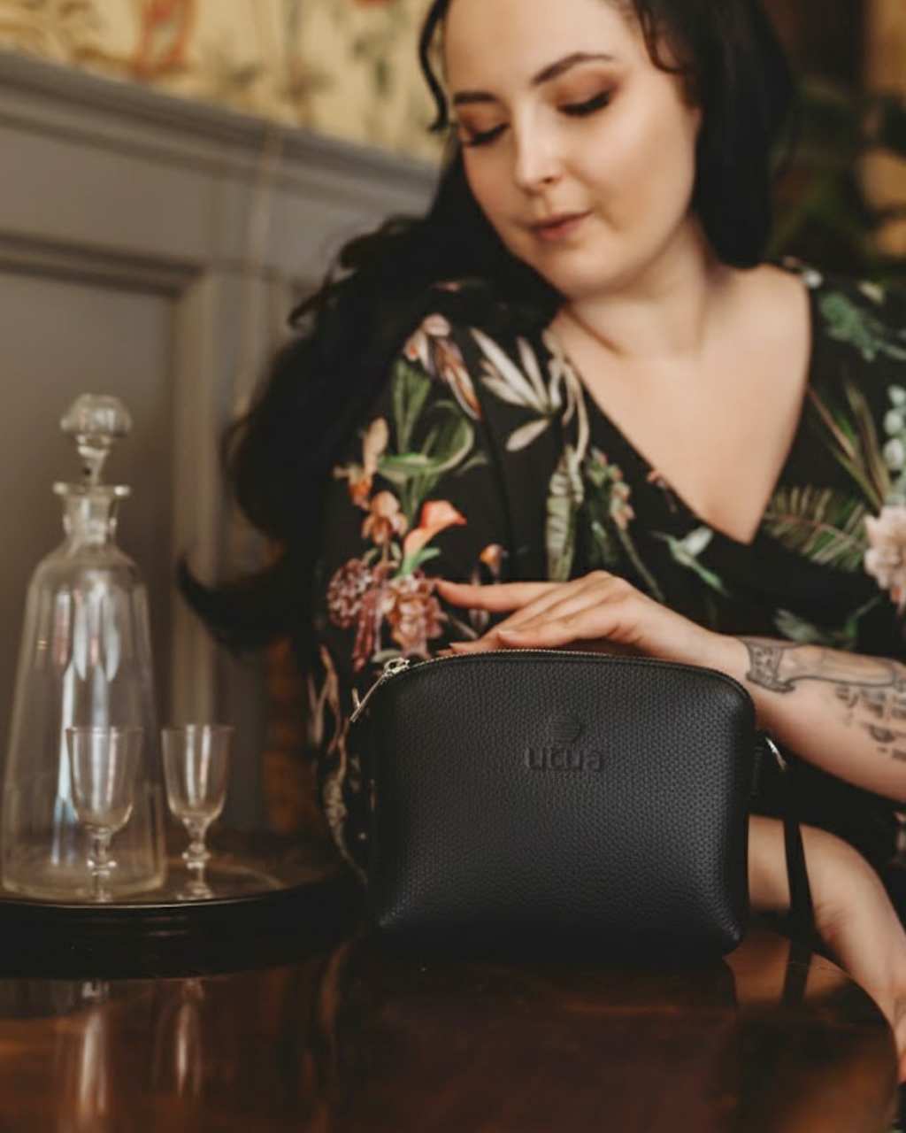 utua-musta-lysti-pikkulaukku-isosali