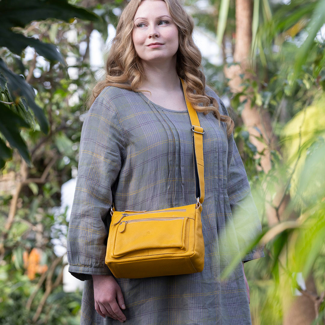 utua-olkalaukut-keltainen-hestia-kasvihuoneella