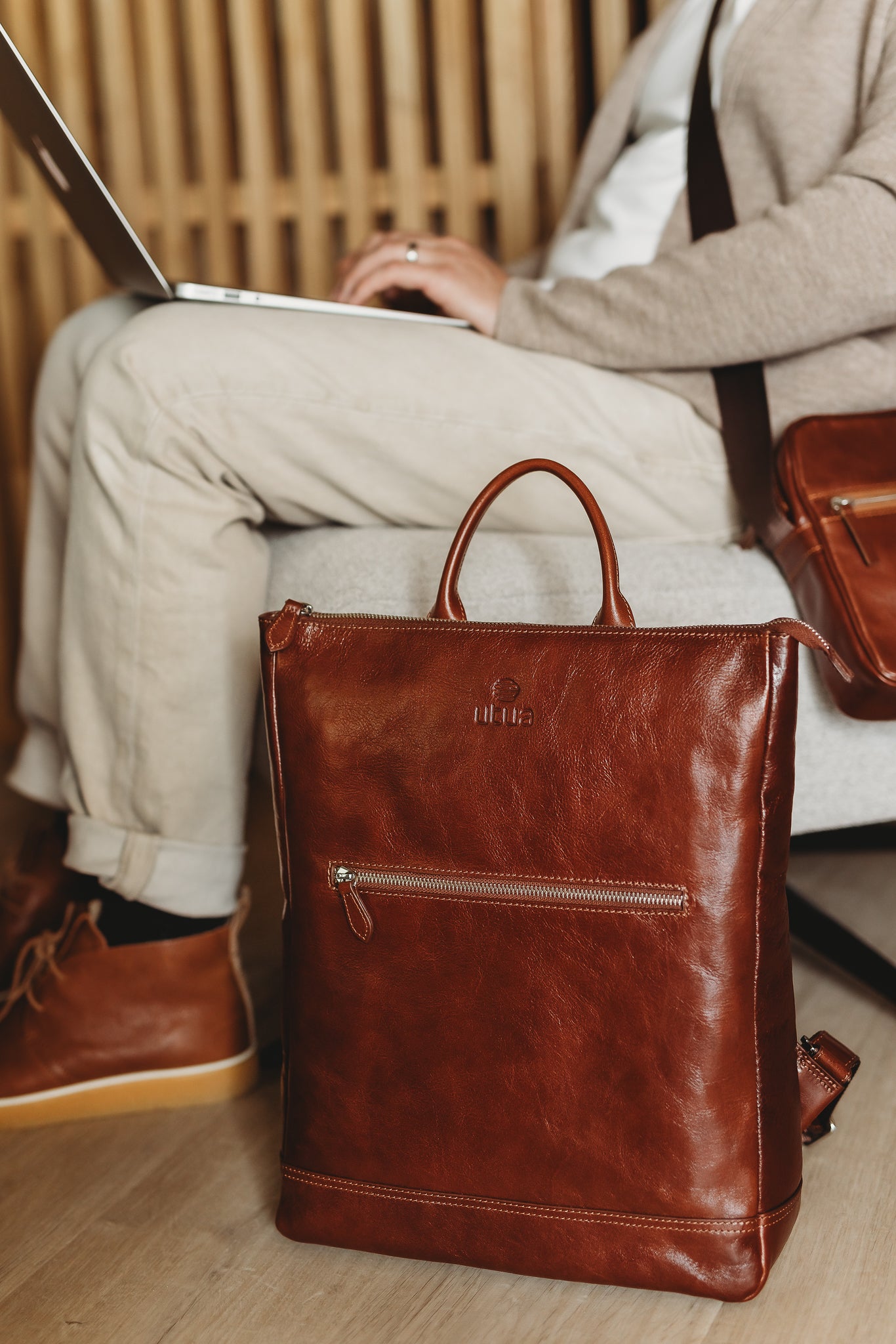 utua-ruskea-themis-tyoreppu-kasviparkittu