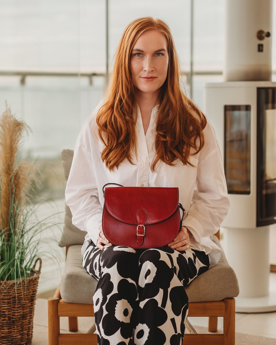 utua-visby-kasviparkittu-olkalaukku-crossbody-musta-sylissa