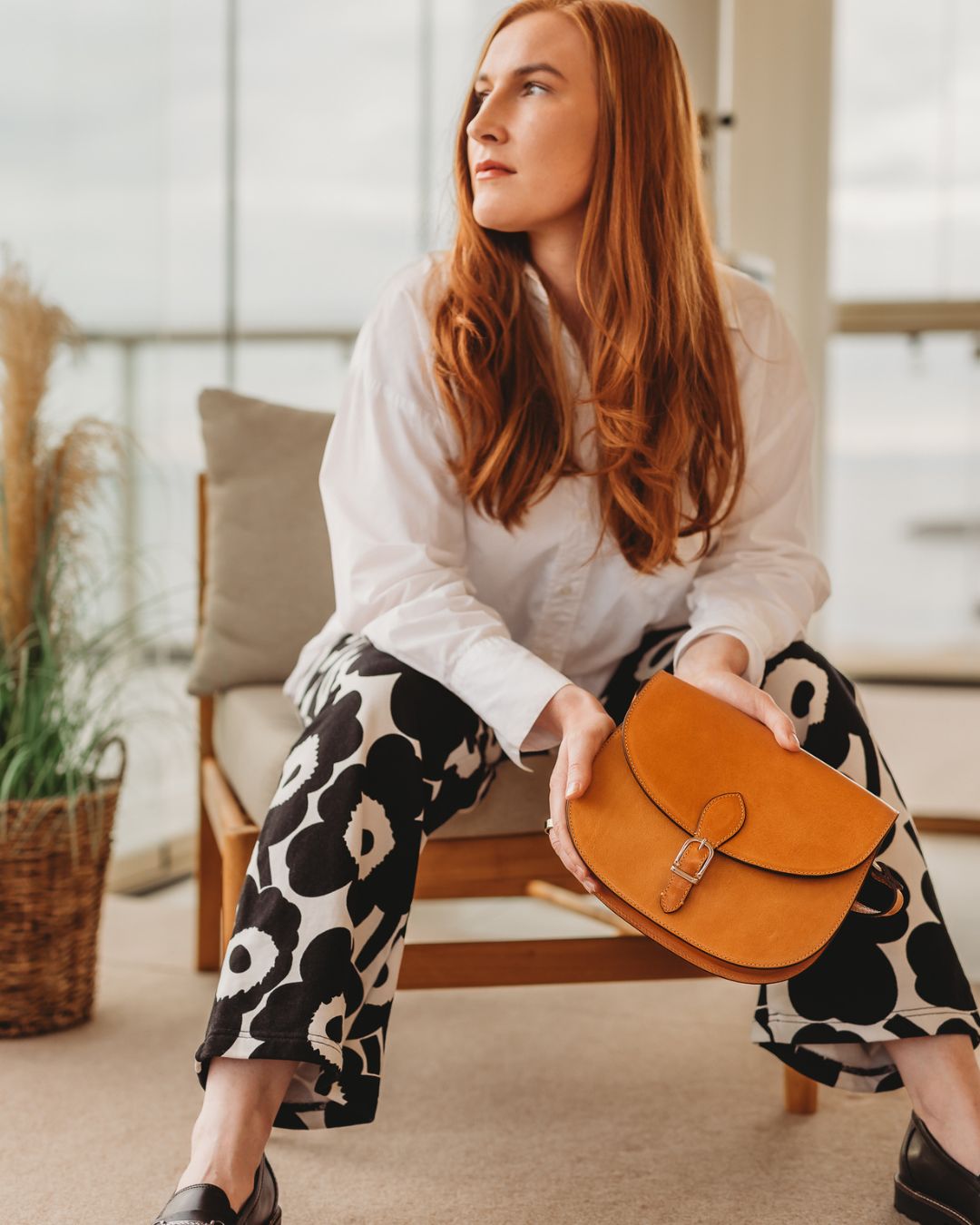 utua-visby-kasviparkittu-olkalaukku-crossbody-ruskea