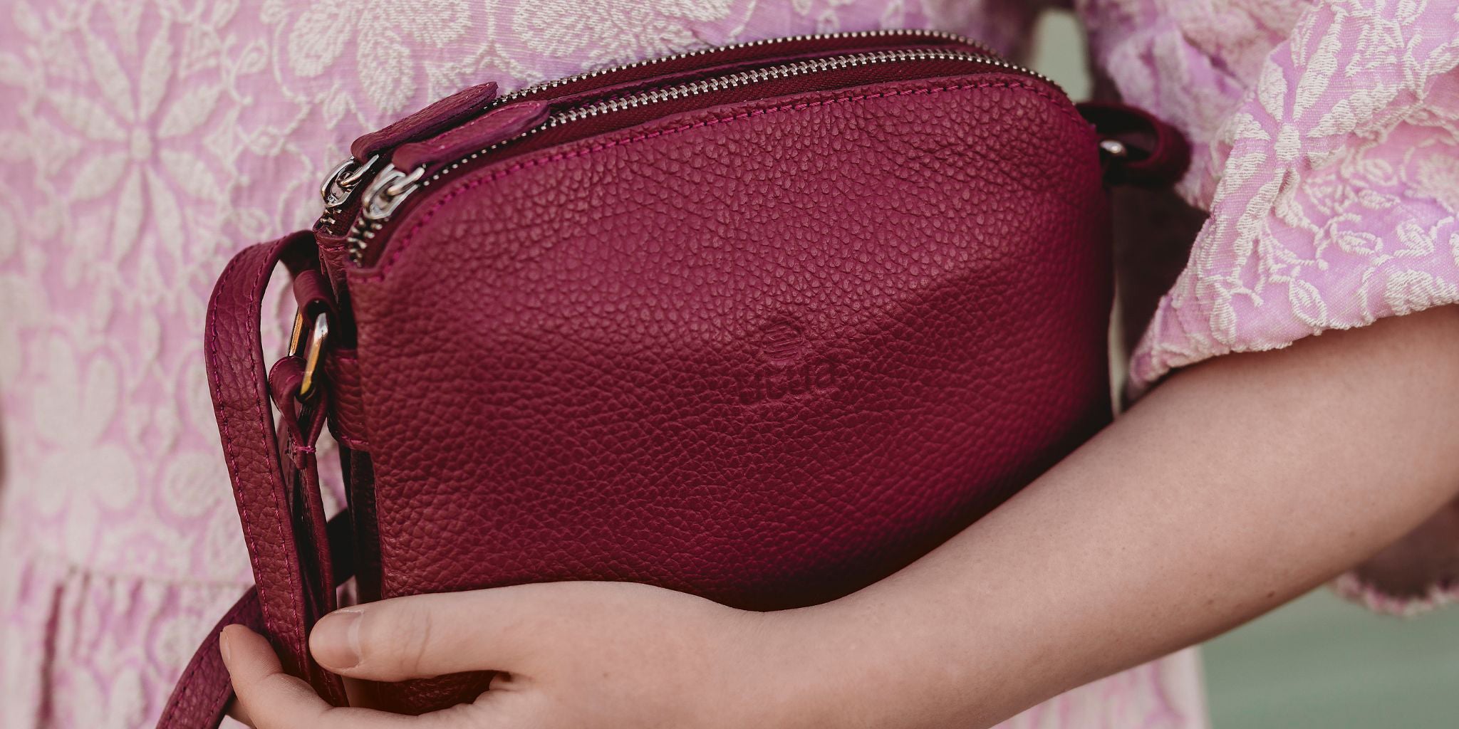 Utuan näppärä Lysti pikkulaukku on aitoa nahkaa