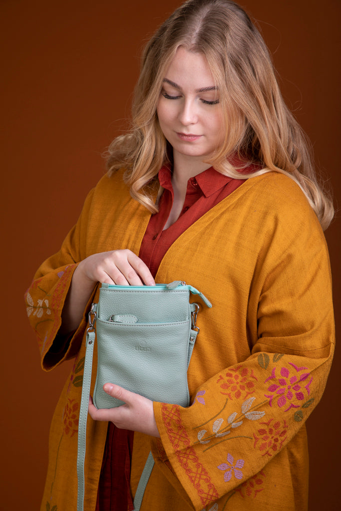 Nahkainen Santra puhelinlaukku on loistava apu arjessa!